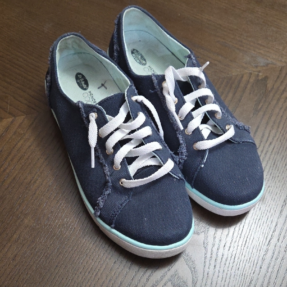 Dr. Scholl's Dark Blue Sneakers with White and Teal Accents - Picture 8 of 8